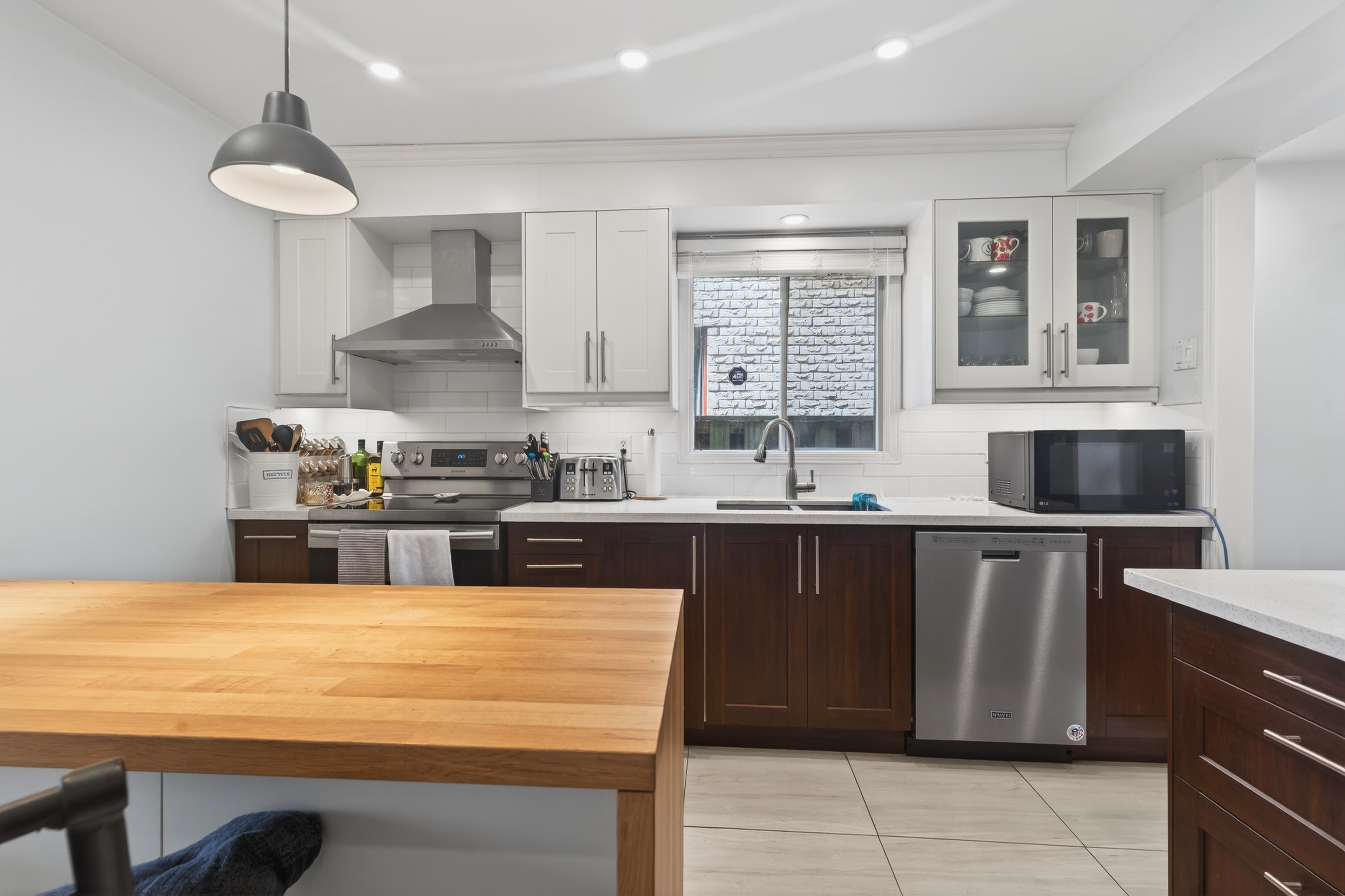 Kitchen sink and dishwasher